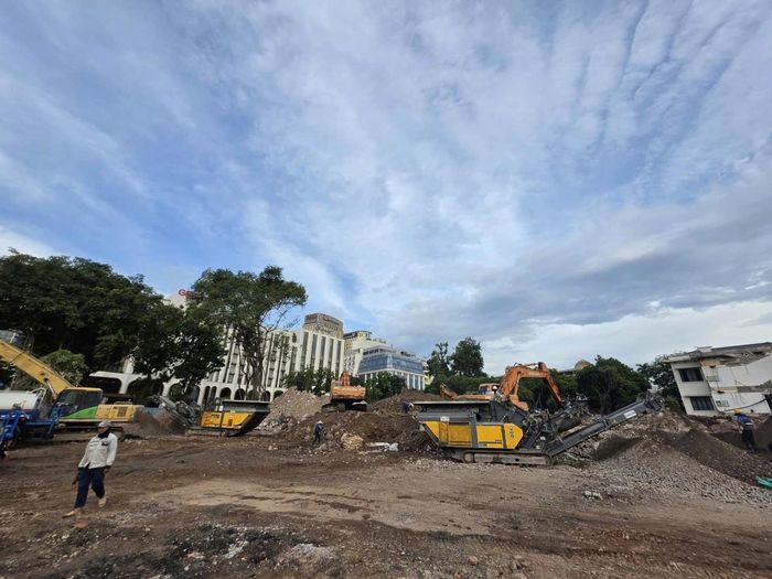 Máy nghiền phế thải xây dựng hoạt động trên công trường phá dỡ. Ảnh: Hoài Linh