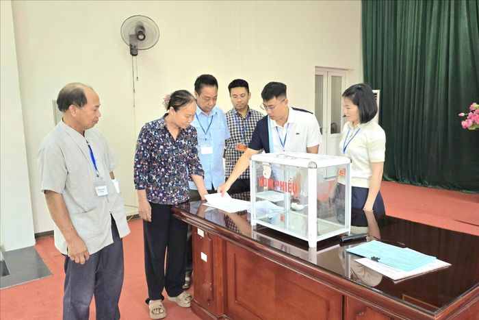 Người dân trên địa bàn phường Thượng Cát kiểm tra hòm phiếu trước khi tiến hành bốc thăm tái định cư. Ảnh: Hương Trang