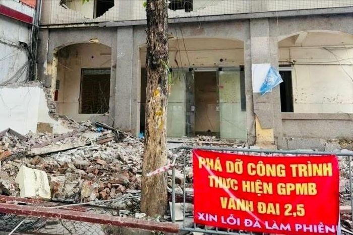 Phá dỡ công trình thực hiện giải phóng mặt bằng Dự án đường Vành đai 2,5 tại phường Khương Đình. Ảnh: KĐ
