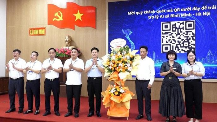 Các đồng chí lãnh đạo xã Bình Minh tại lễ ra mắt bộ trợ lý ảo AI dành riêng cho cán bộ, công chức. Ảnh: T. Đạt