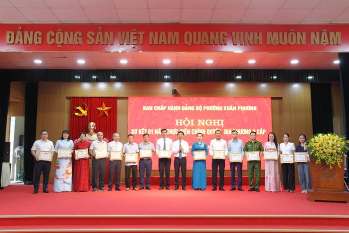 Phường Xuân Phương trao thưởng cho các tập thể, cá nhân có thành tích xuất sắc sau 01 năm vận hành chính quyền địa phương 02 cấp. Ảnh: Lệ Giang