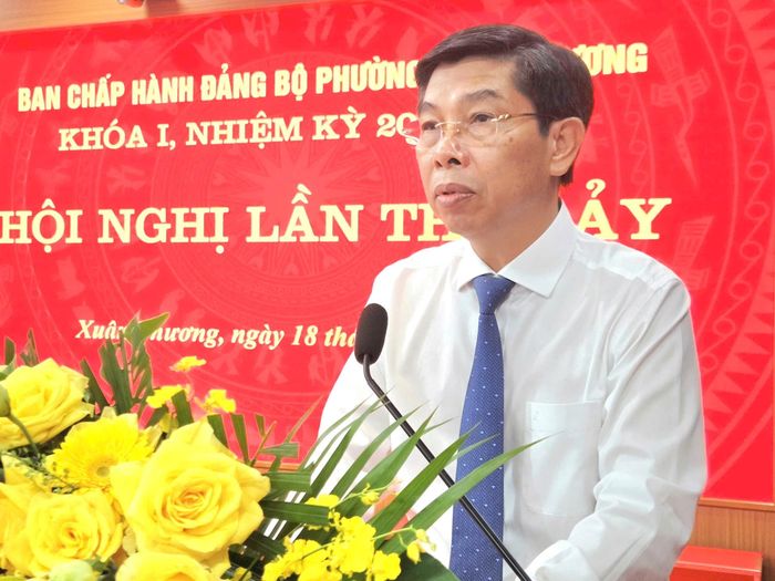 Bí thư Đảng ủy phường Xuân Phương - Lâm Quang Thao phát biểu tại hội nghị. Ảnh: Lệ Giang