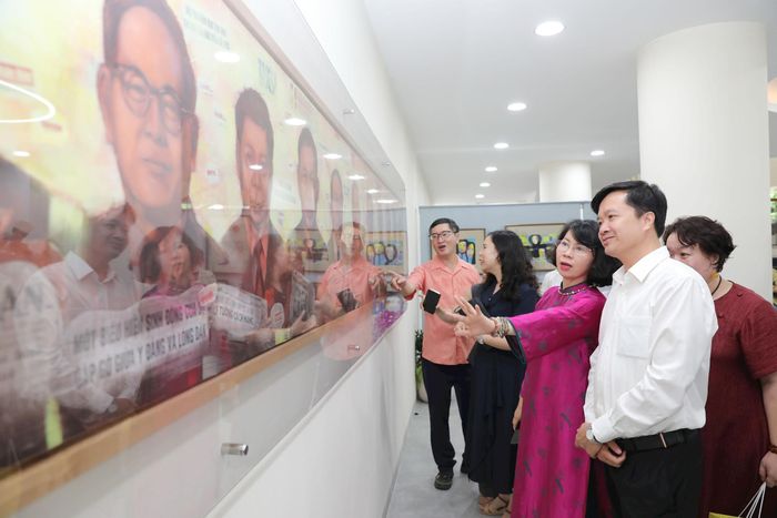 Thưởng lãm các tác phẩm. Ảnh: K.Minh