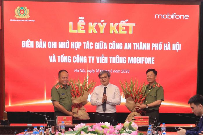 Phó Chủ tịch UBND thành phố Hà Nội Trương Việt Dũng chúc mừng hai đơn vị đã ký kết Biên bản ghi nhớ hợp tác toàn diện trong lĩnh vực chuyển đổi số, ứng dụng khoa học công nghệ, đổi mới sáng tạo và phát triển hạ tầng số. Ảnh: Công an thành phố Hà Nội