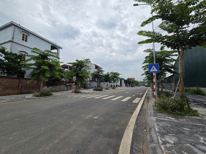 Đường và hệ thống hạ tầng tuyến số 1 tại thôn Đông Trù sau khi hoàn thành đã mang đến diện mạo mới cho khu dân cư. Ảnh:MK