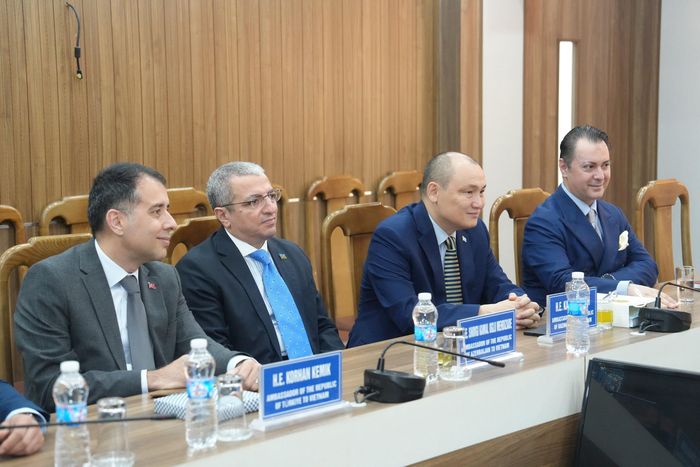 Từ trái sang: Đại sứ Thổ Nhĩ Kỳ Korhan Kemik, Đại sứ Azerbaijan Shovgi Kamal Oglu Mehdizade, Đại sứ Kazakhstan Kanat Tumysh và Đại sứ Pakistan Kohdayar Marri. Ảnh: Phạm Hùng