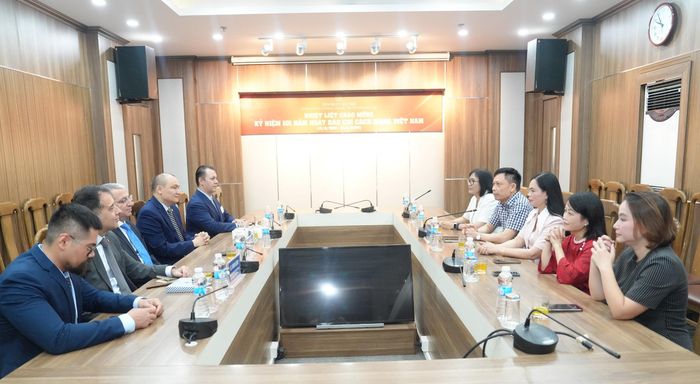 Đại sứ Đặc mệnh toàn quyền các nước Azerbaijan, Kazakhstan, Pakistan và Thổ Nhĩ Kỳ thăm và làm việc tại Cơ quan Báo và Phát thanh, Truyền hình Hà Nội ngày 18-6. Ảnh: Phạm Hùng