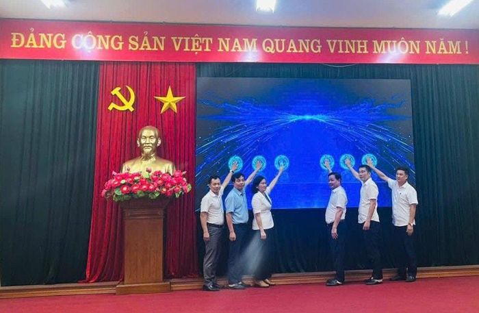 Lãnh đạo xã Liên Minh tại lễ ra mắt mô hình Trợ lý ảo AI ngày 18-6. Ảnh: Kiều Thoan Thu