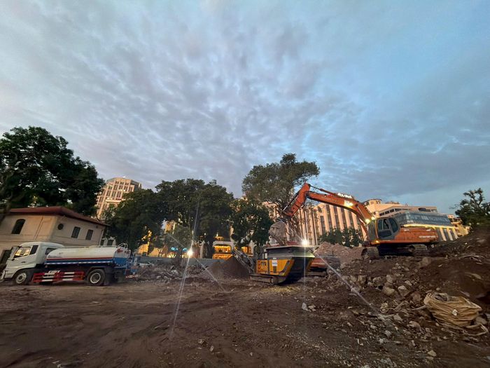 Máy nghiền hoạt động tại dự án Quảng trường - Công viên phía Đông hồ Hoàn Kiếm. Ảnh: Hoài Linh