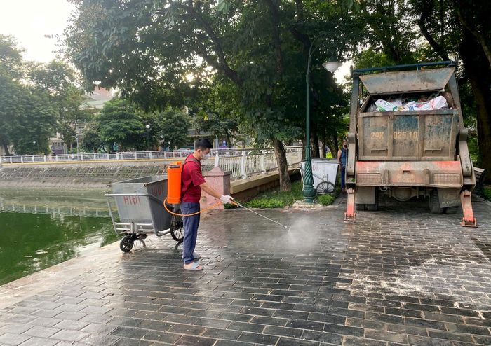 Các điểm tập kết, thu gom cá chết được phun khử khuẩn để ngăn ngừa nguy cơ phát sinh mùi hôi và ô nhiễm. Ảnh: LT