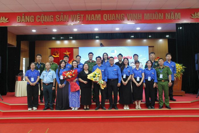 Đồng chí Bùi Công Thành được tín nhiệm giữ chức danh Chủ tịch Hội Liên hiệp Thanh niên Việt Nam phường Xuân Phương khóa mới. Ảnh: Lệ Giang
