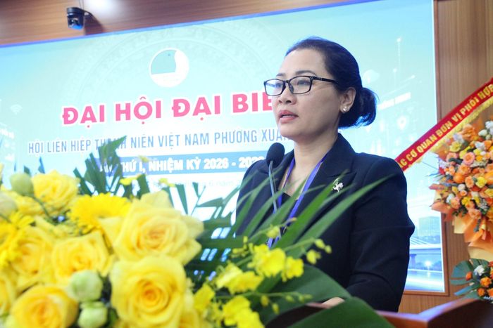 Phó Bí thư Thường trực Đảng ủy phường Xuân Phương Lê Anh Thư phát biểu tại Đại hội. Ảnh: Lệ Giang