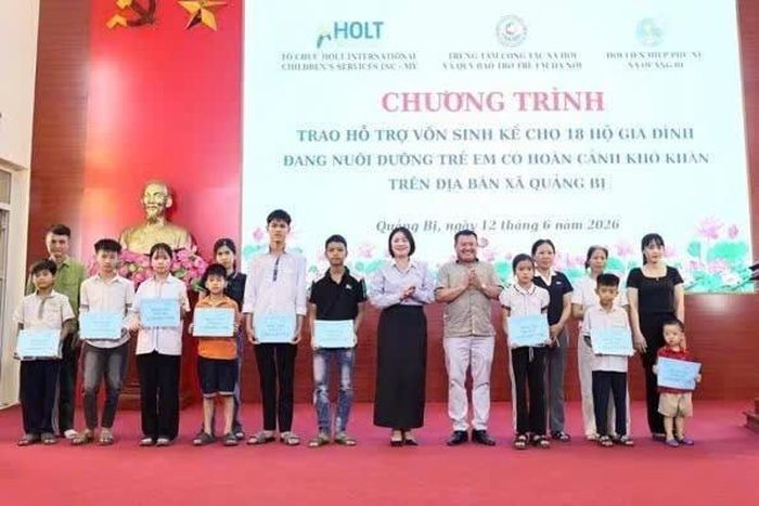 Trao hỗ trợ vốn sinh kế cho các hộ gia đình đang nuôi dưỡng trẻ em có hoàn cảnh khó khăn. Ảnh: Phạm Ban
