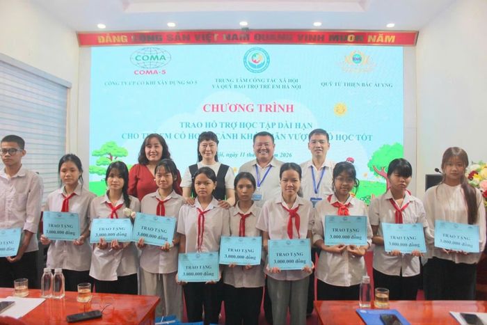 Trao hỗ trợ học tập dài hạn cho trẻ em có hoàn cảnh khó khăn vượt khó học tốt. Ảnh: Phạm Ban