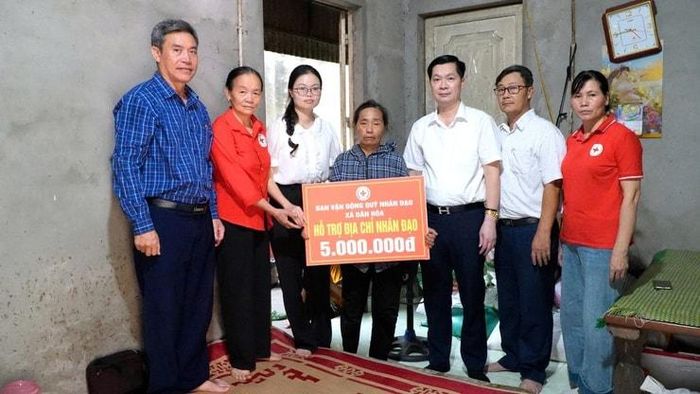 Món quà ý nghĩa hỗ trợ kịp thời người dân có hoàn cảnh khó khăn. Ảnh: DH.