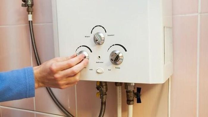 Ngoài vấn đề an toàn và tiết kiệm điện, cài đặt nhiệt độ nước nóng quá cao có thể khiến các linh kiện trong bình nóng lạnh hoạt động quá tải, dẫn đến hư hỏng và giảm tuổi thọ của bình.