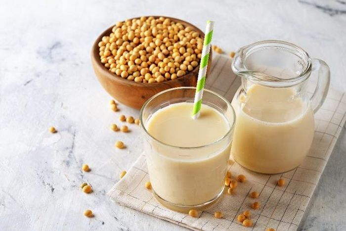 Thông thường cứ 200g đậu nành bạn sẽ nấu được 1,5 lít sữa và mỗi người chỉ nên uống mỗi lần 250ml, vào 2 lần/ngày.