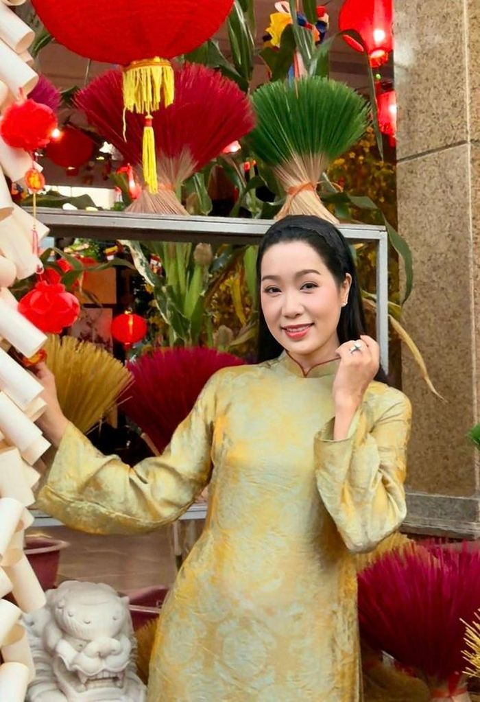 Nhiều đồng nghiệp và khán giả nhận xét Trịnh Kim Chi không chỉ đẹp ở ngoại hình mà còn đẹp bởi sự điềm đạm, nhân hậu và những đóng góp bền bỉ cho nghệ thuật. Sau nhiều năm cống hiến, chị vẫn giữ được sức hút riêng, trở thành hình mẫu của vẻ đẹp trưởng thành, đằm thắm và đầy bản lĩnh.