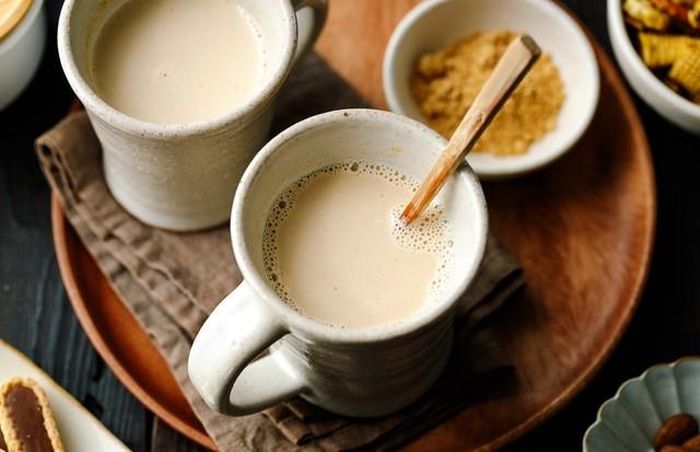 Dù bột đậu nành chứa nhiều dưỡng chất có lợi như protein và khoáng chất, nhưng nếu tiêu thụ với lượng lớn trong ngày, tổng năng lượng nạp vào vẫn có thể vượt quá nhu cầu của cơ thể.