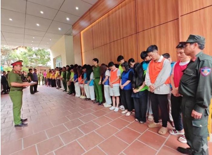 Các đối tượng tại cơ quan công an. Ảnh: Công an Hà Nội