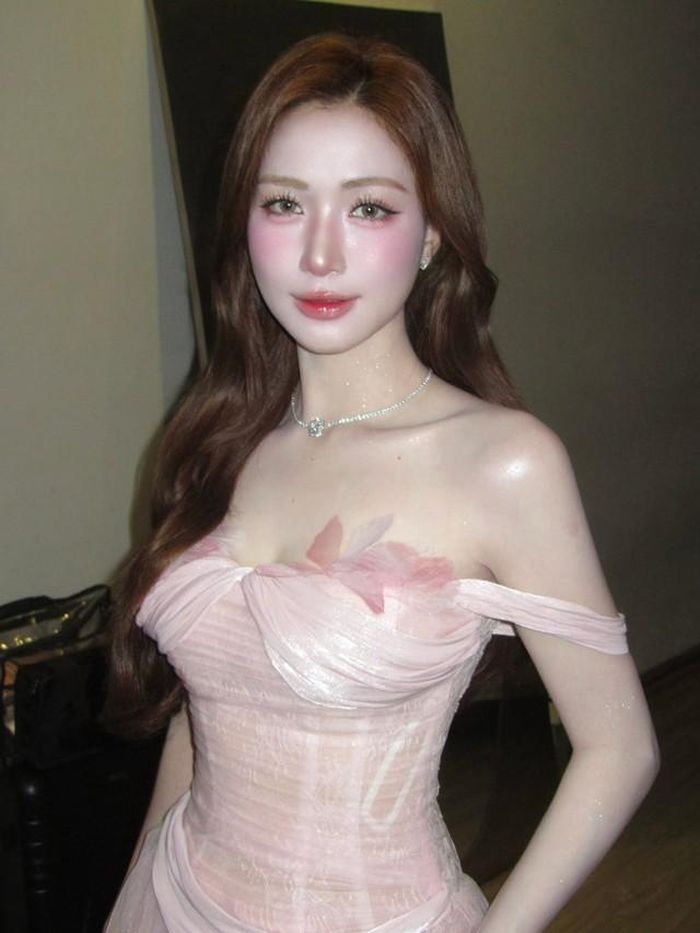 Nhan sắc tuổi 31 của Hòa Minzy.