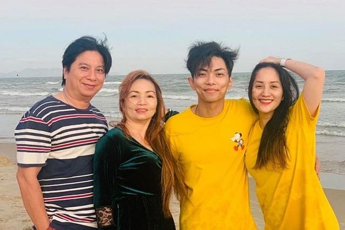 Khánh Thi có mối quan hệ thân thiết cùng mẹ chồng.