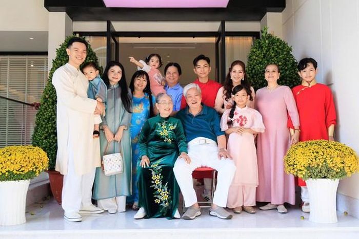 Đại gia đình hạnh phúc của Khánh Thi - Phan Hiển.