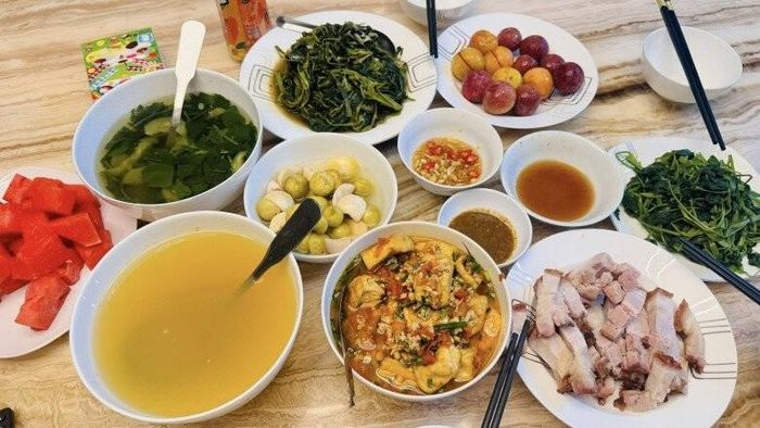 Không ít người cho rằng điều làm nên sức hút của những mâm cơm nhà Anh Đào không nằm ở nguyên liệu đắt tiền mà ở sự chăm chút trong từng chi tiết. Từ bát nước chấm pha vừa miệng, cách phối hợp món mặn - món rau - món canh hài hòa cho đến cách trình bày gọn gàng, tất cả đều thể hiện sự khéo léo và tâm huyết của người phụ nữ dành cho gia đình.