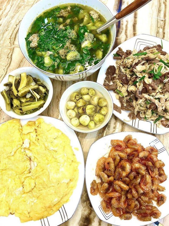 Những mâm cơm nhà chuẩn vị "mùa hè" đơn giản mà đủ chất.