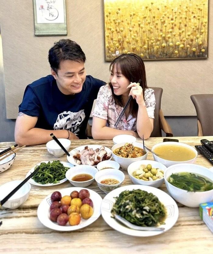 Không dừng lại ở những bữa cơm thường ngày, Anh Đào còn thường xuyên thay đổi thực đơn để mang đến sự mới mẻ cho chồng con. Chỉ từ những nguyên liệu quen thuộc như đậu phụ, thịt băm hay thịt ba chỉ, cô vẫn có thể tạo nên những món ăn hấp dẫn và đẹp mắt. Điều đó cho thấy nấu ăn ngon không nhất thiết phải dùng nguyên liệu cầu kỳ, mà quan trọng là sự tinh tế và tình cảm của người đứng bếp.