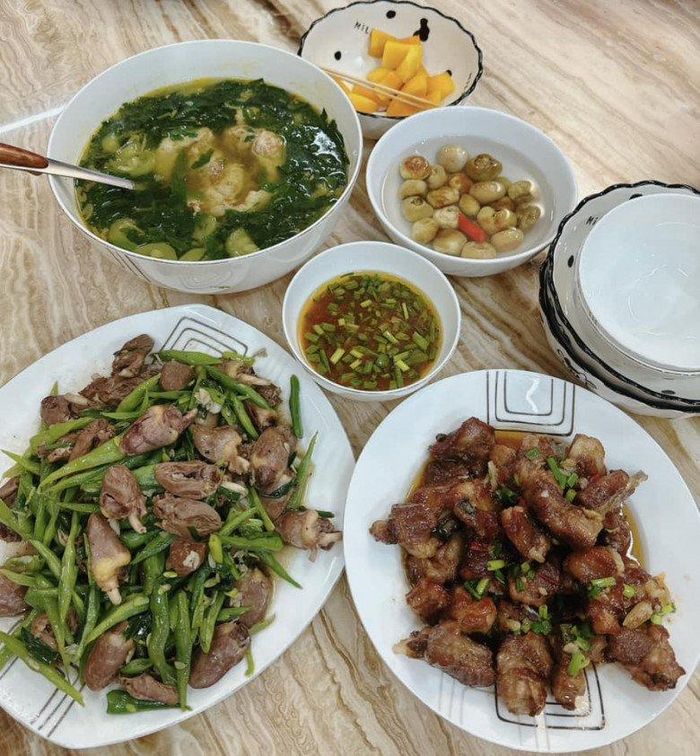 Một số mâm cơm từng được bà xã Hồng Đăng chia sẻ. Bữa nào bữa nấy đều làm mọi người cho rằng rất hao cơm, chẳng xa hoa mà ngon miệng.