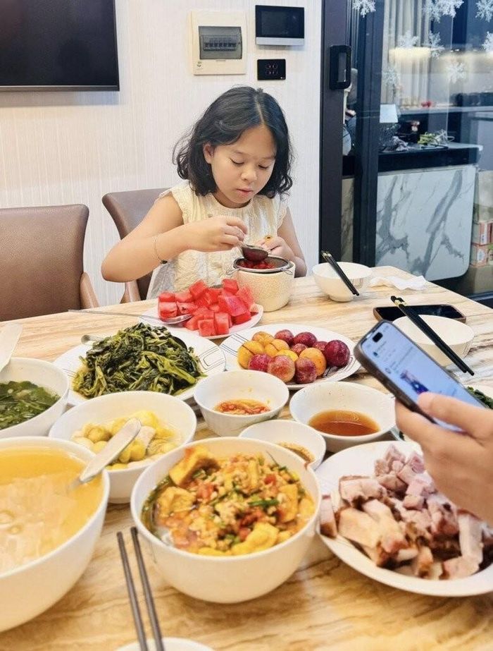 Với gia đình Hồng Đăng, cơm nhà dường như luôn là lựa chọn được ưu tiên. Nam diễn viên từng nhiều lần chia sẻ rằng sau những ngày làm việc bận rộn, điều anh mong muốn nhất vẫn là được trở về nhà, quây quần bên vợ con trong những bữa cơm giản dị. Có lẽ vì thế mà căn bếp của Anh Đào luôn đỏ lửa, trở thành nơi giữ gìn sự gắn kết và hạnh phúc gia đình suốt nhiều năm qua.