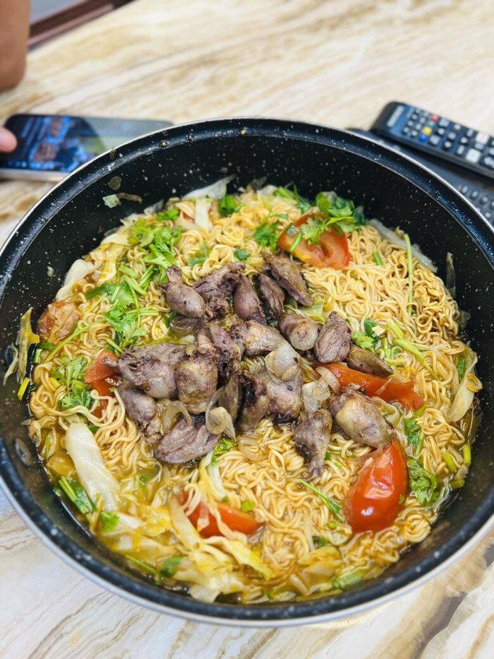 Ngay cả mì tôm nhà này cũng làm cho nhiều người nhìn mà "sôi bụng" muốn ăn vì trông vô cùng hút mắt với đầy đủ "topping" bổ dưỡng.