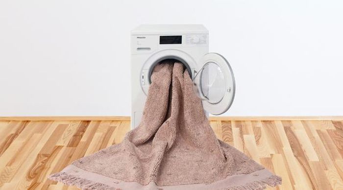 Những loại thảm được làm từ chất liệu mềm hoặc có độ đàn hồi cao sẽ phù hợp cho việc giặt bằng máy. Hãy đọc kỹ nhãn mác của thảm để biết rõ chất liệu thảm và cách giặt phù hợp.