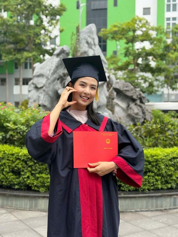 Bên cạnh đó, Hoa hậu Ngọc Hân còn vừa hoàn thành bằng cử nhân tiếng Anh do Đại học Thái Nguyên đào tạo và cấp bằng.