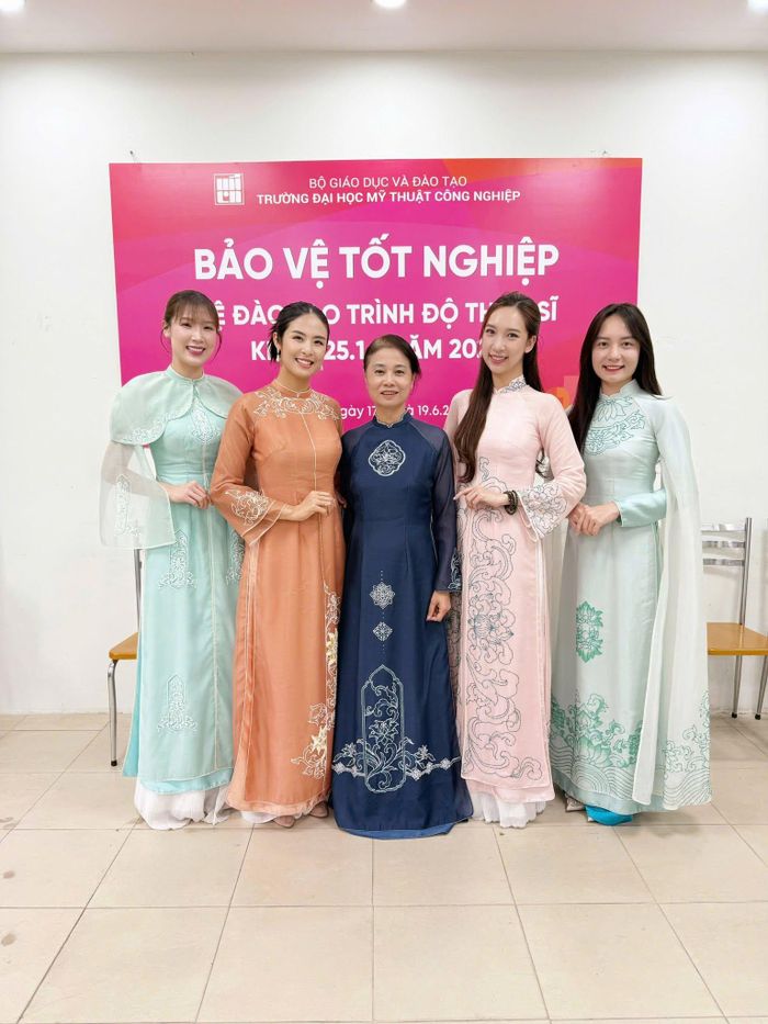Tại buổi bảo vệ tốt nghiệp, Ngọc Hân giới thiệu bộ sưu tập áo dài phát triển từ đề tài nghiên cứu của mình, lấy cảm hứng từ những hoa văn họa tiết hoa sen chạm khắc trên bia tiến sĩ tại Văn Miếu - Quốc Tử Giám. Một số người bạn thân của hoa hậu như hoa hậu Phí Thùy Linh, á hậu Hoàng Anh, họa sĩ Vương Linh tham gia trình diễn.