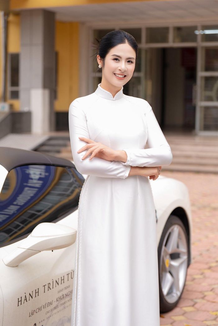 Ngọc Hân đăng quang Hoa hậu Việt Nam 2010, cô sinh năm 1989 tại Hà Nội.