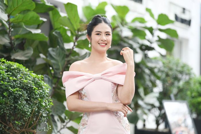 Cô được yêu mến nhờ sự thân thiện, lối sống giản dị, không ồn ào, tai tiếng. Bên cạnh phát triển sự nghiệp thiết kế áo dài, cô còn kinh doanh thời trang suit và giữ vị trí chuyên gia cố vấn truyền thông tại Bảo tàng Mỹ thuật Việt Nam...
