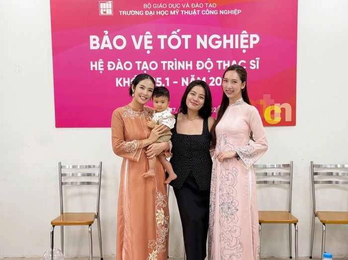 Chia sẻ trên trang cá nhân, Ngọc Hân cho hay: “Mừng một cột mốc mới của tôi”. Dưới phần bình luận, diễn viên Thanh Hương, Á hậu Thụy Vân, Hoa hậu Nông Thúy Hằng… gửi lời chúc mừng đến nàng hậu.