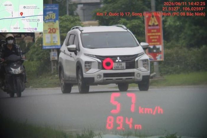 Xe ô tô chạy quá tốc độ trên Quốc lộ 17, phường Song Liễu.
