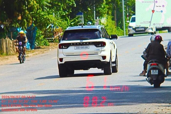 Xe ô tô chạy quá tốc độ trên đường tỉnh 298, xã Tân Yên.