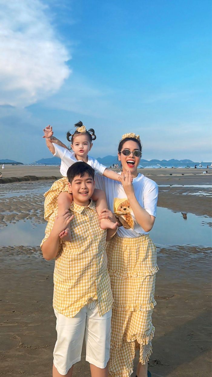 Tuyên bố "cô đơn không cô độc" của Nhật Kim Anh ở tuổi 41 khi bên cạnh có 2 con khiến nhiều người bất ngờ. Nhật Kim Anh rất hạnh phúc khi thấy hai anh em Tin và Julia quấn quýt bên nhau. Diễn viên cho biết con trai rất thương em, hứa sẽ cùng mẹ chăm sóc em khi lớn lên. 