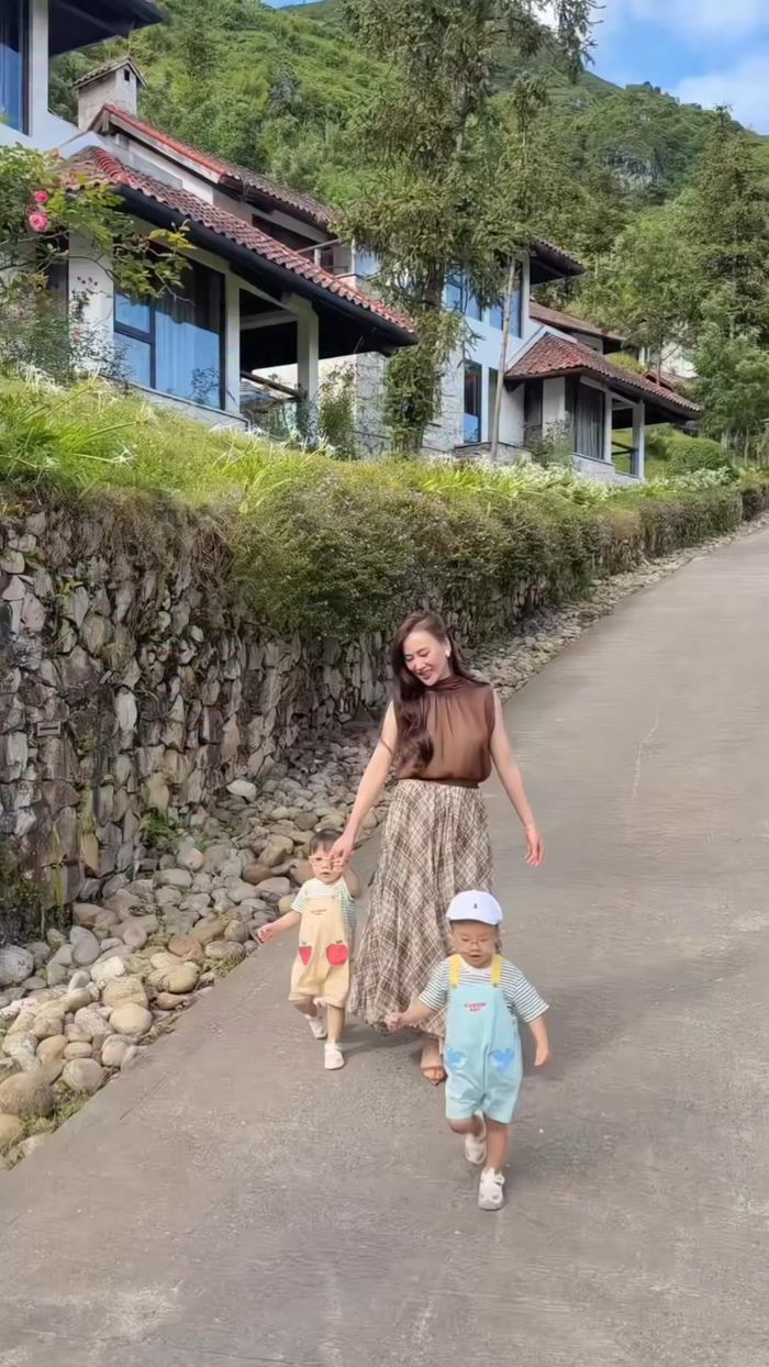Nhiều khán giả để lại lời khen cho vẻ ngoài rạng rỡ, nữ tính của Phương Oanh cũng như sự đáng yêu của hai bé Jimmy - Jenny. Bên cạnh đó, cũng có những bình luận bày tỏ sự thích thú trước khoảnh khắc đời thường ấm áp của ba mẹ con.