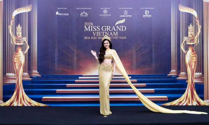 Hoa hậu Nguyễn Thị Yến Nhi gây chú ý khi vừa chia sẻ loạt ảnh chụp tại buổi khởi động Miss Grand Vietnam - Hoa hậu Hòa bình Việt Nam 2026. Tại sự kiện này, Hoa hậu Nguyễn Thị Yến Nhi được nhắc đến với những thay đổi trong cuộc sống sau một năm đương nhiệm, trong đó có việc hỗ trợ gia đình cải thiện điều kiện kinh tế.