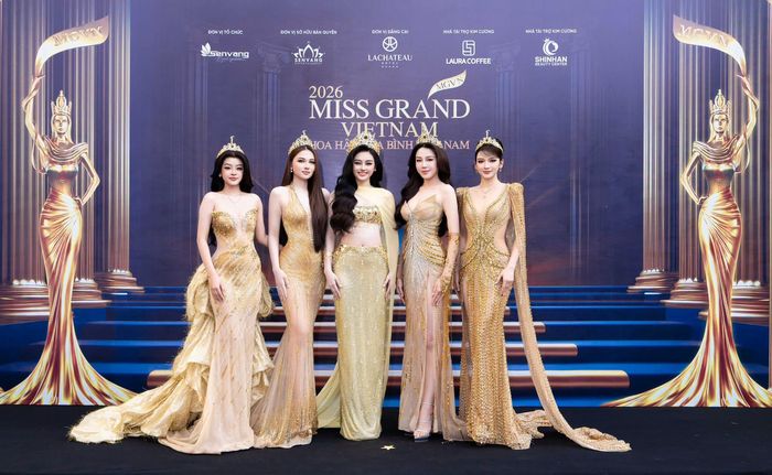 Top 5 Miss Grand Vietnam 2025 gồm đương kim Hoa hậu Nguyễn Thị Yến Nhi cùng các Á hậu Thu Ngân, Thu Trà, Đinh Y Quyên và La Ngọc Phương Anh cũng xuất hiện trong phần trình diễn đặc biệt.