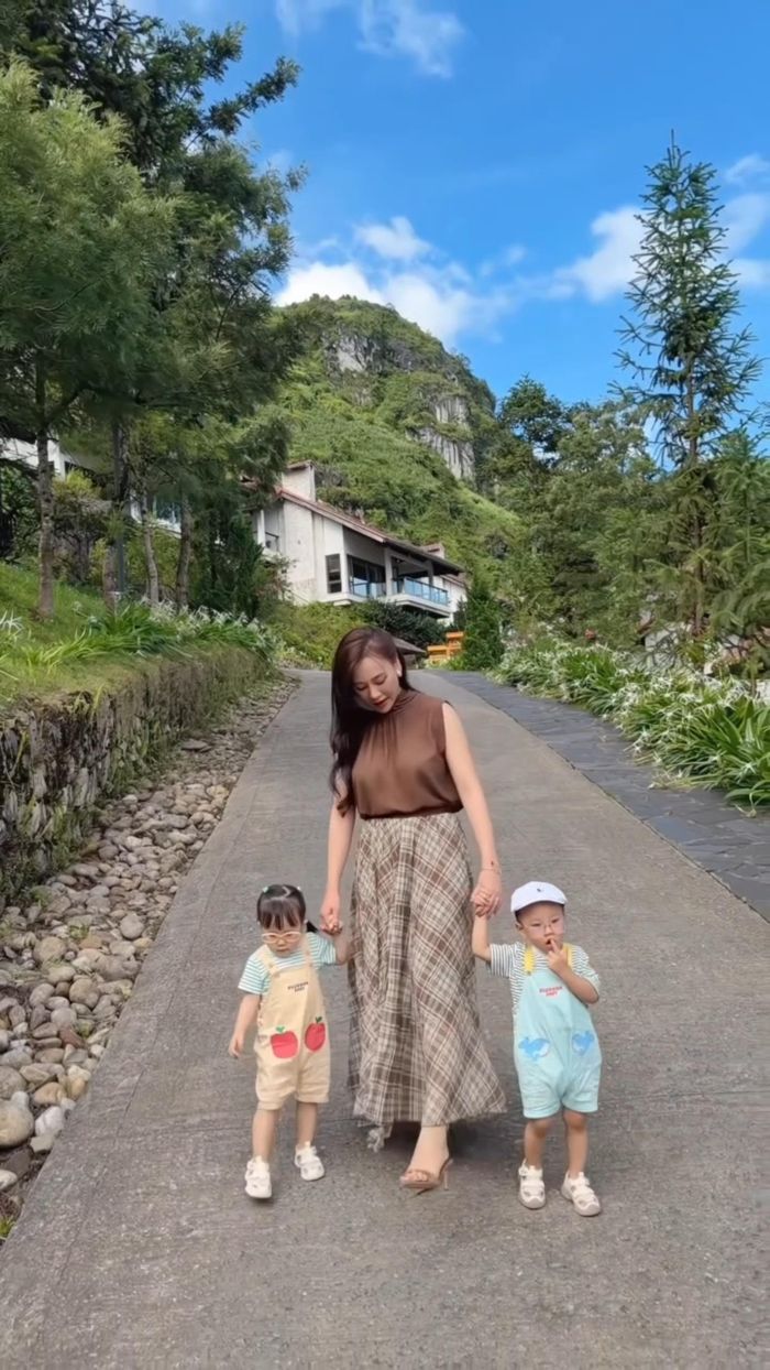Phương Oanh mới chia sẻ video bên hai con nhanh chóng nhận được sự chú ý của người hâm mộ. Được biết, khoảnh khắc được ghi lại trong chuyến du lịch Sa Pa của gia đình.