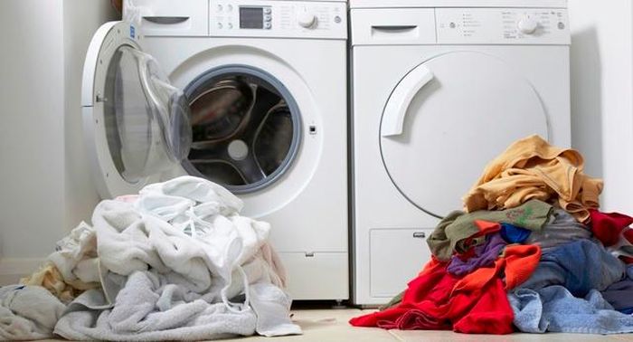 Việc nhồi nhét quá nhiều quần áo vào lồng giặt có thể khiến máy giặt không thể hoạt động bình thường.