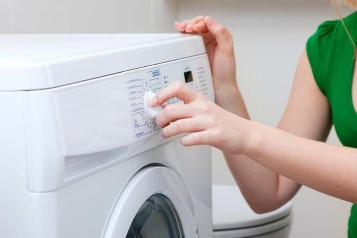Hiện tượng máy giặt lên nguồn nhưng không quay lồng giặt, không cấp nước là dấu hiệu cảnh báo sự cố về linh kiện hoặc hệ thống an toàn của thiết bị.