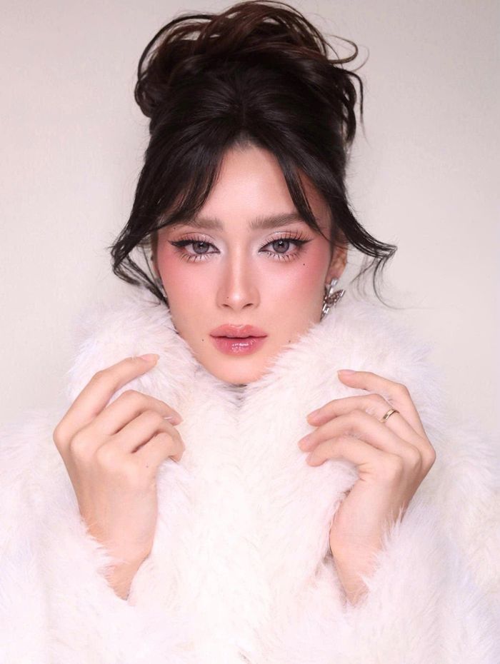 Emoura Phạm có mẹ là người Việt, cha mang dòng máu Anh nhưng trưởng thành tại Nam Phi. Cô sinh sống tại Việt Nam đến năm 15 tuổi, sau đó sang Mỹ học phổ thông và đại học. Việc theo học trường quốc tế từ nhỏ, cùng thời gian dài sống ở Mỹ, khiến vốn tiếng Việt của Emoura bị hạn chế, nhưng cô luôn nỗ lực trau dồi khả năng ngôn ngữ.