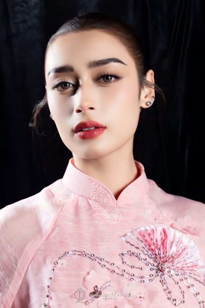 Emoura Phạm trong tà áo dài Việt Nam.